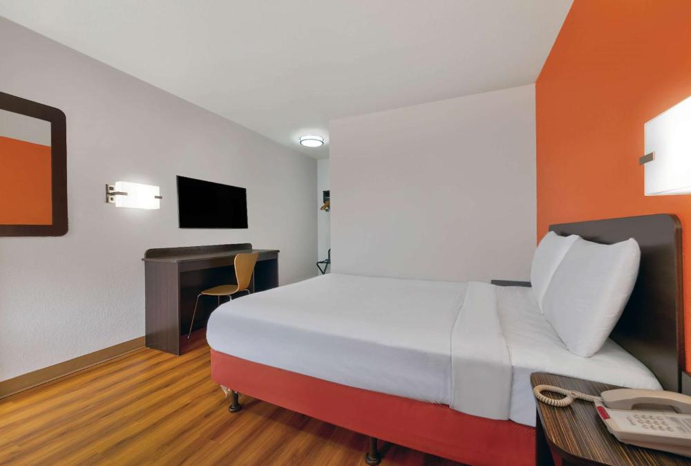 Queen Room interior
